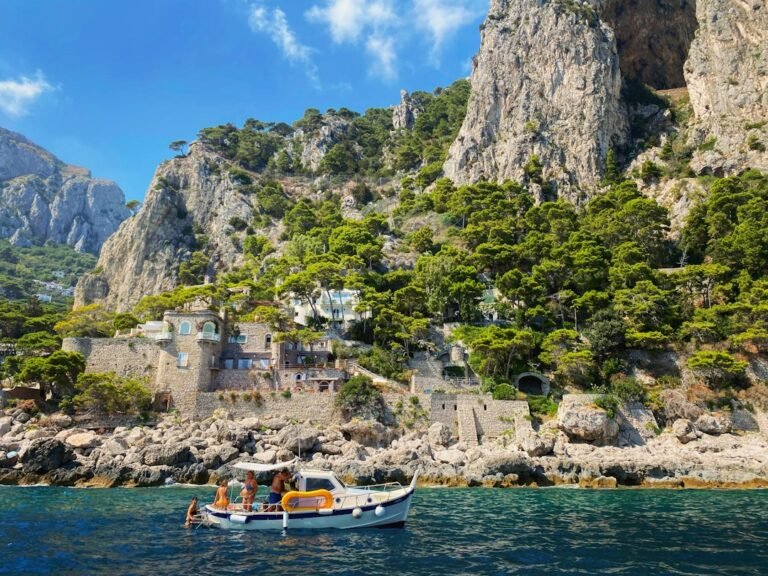 Combien coûtent les tours en bateau à Capri ? Guide tarifaire pratique 2026